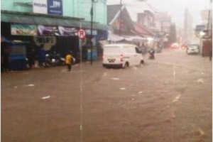 Jalan Syech Maulana Akbar banjir setinggi 50 cm